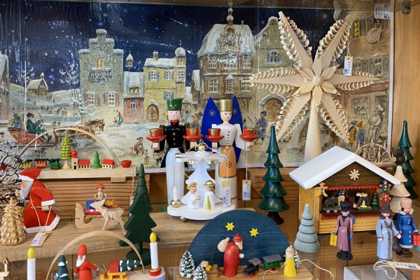 クリスマスマーケット、小さくて繊細なサンタの様子が一堂に、いつまで眺めても飽きさせない。風車は繊細な作りに感心です!天使はザイフェンの街の守り神