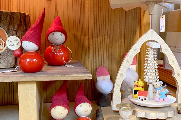 クリスマスで忙しいサンタさんのお手伝いをしてます